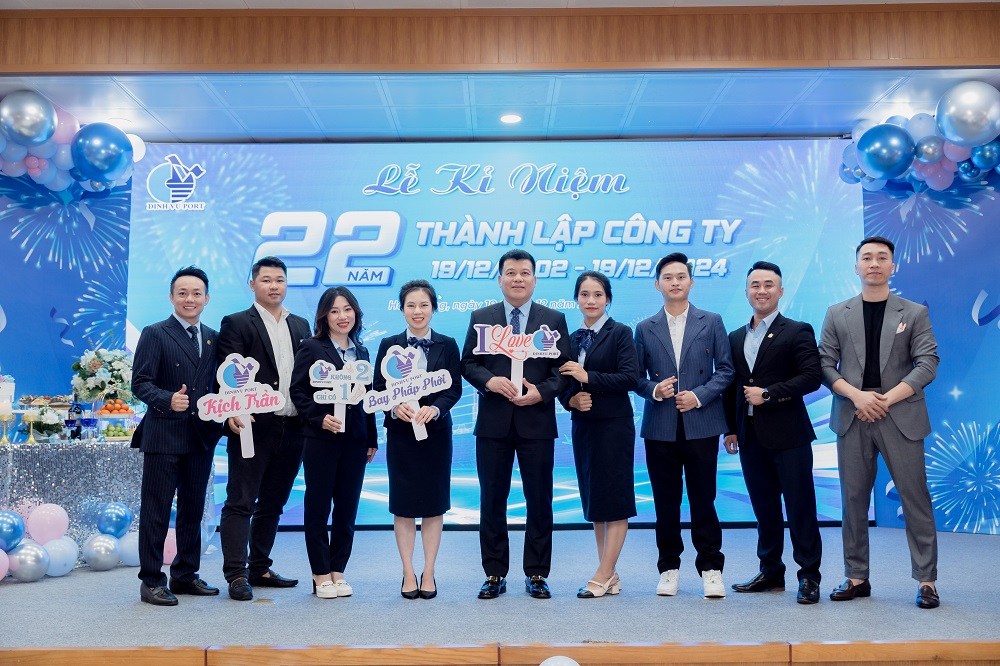 Tổng Giám đốc chụp hình lưu niệm cùng Đội văn nghệ